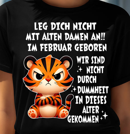 FEBRUAR – LEG DICH NICHT MIT ALTEN DAMEN AN!! – GEBURTSTAGS-T-SHIRT FÜR FRAUEN - DEU/TRNN02 (SKU2605-332-02)