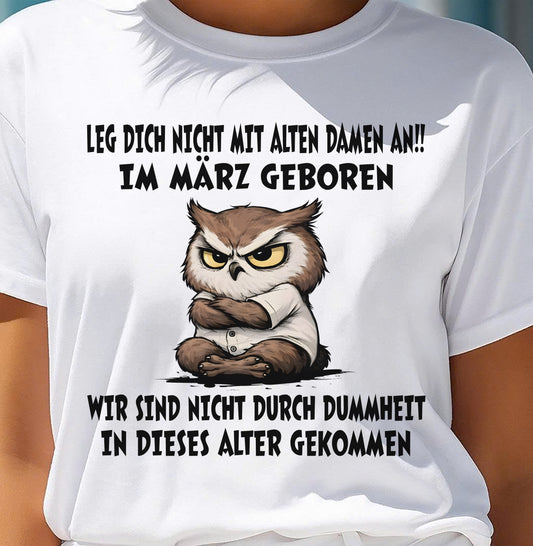 März – LEG DICH NICHT MIT ALTEN DAMEN AN!! – GEBURTSTAGS-T-SHIRT FÜR FRAUEN - DEU/TRNN03 (SKU2605-331-03)