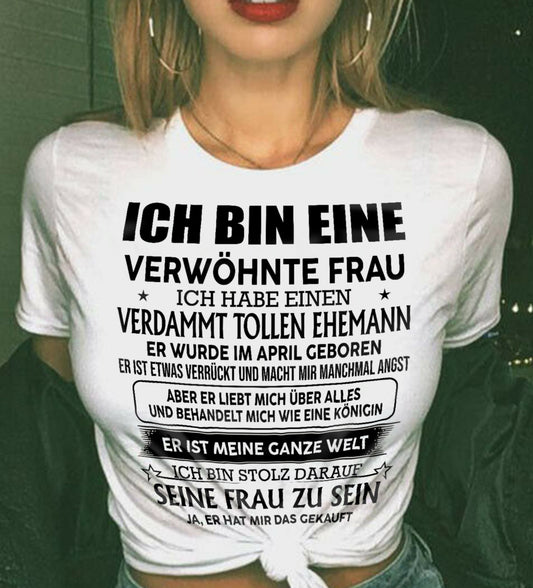 APRIL – ICH BIN EINE VERWÖHNTE FRAU – T-Shirt von Ehemann an Gattin - DEU/TRNN04 (SKU2606-182-04)