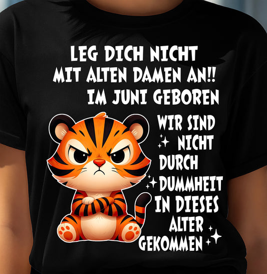 JUNI – LEG DICH NICHT MIT ALTEN DAMEN AN!! – GEBURTSTAGS-T-SHIRT FÜR FRAUEN - DEU/TRNN06 (SKU2605-332-06)