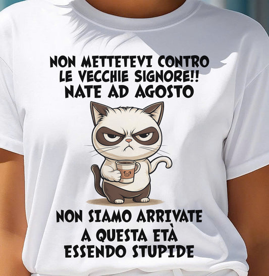 AGOSTO - NON METTETEVI CONTRO LE VECCHIE SIGNORE!! - Maglietta Di Compleanno Da Donna - ITA/TRNN08 (SKU2605-253-08)