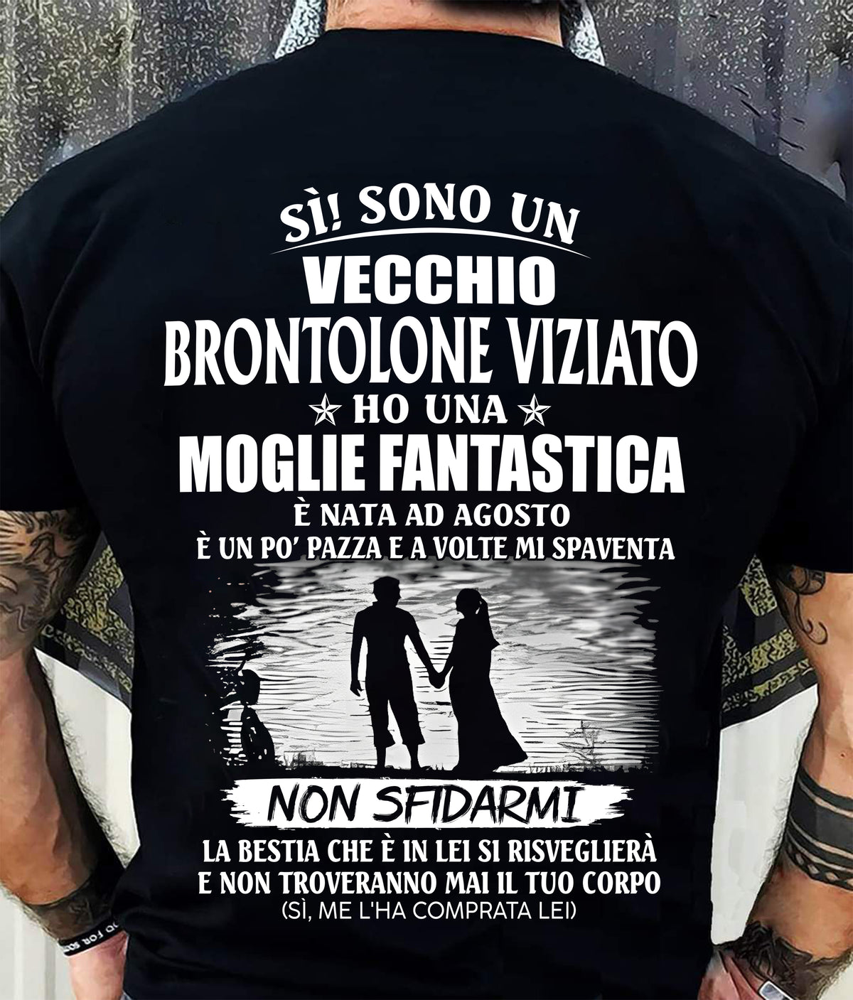 AGOSTO - SÌ! SONO UN VECCHIO BRONTOLONE VIZIATO - Maglietta per il marito dalla moglie - ITA/TRNN08 (SKU2605-339-08)