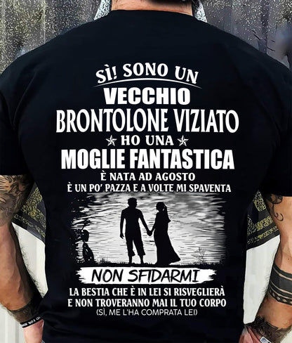AGOSTO - SÌ! SONO UN VECCHIO BRONTOLONE VIZIATO - Maglietta per il marito dalla moglie - ITA/TRNN08 (SKU2605-339-08)