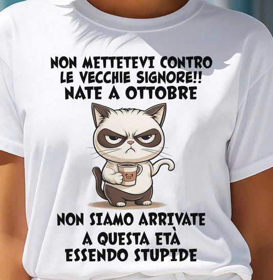 OTTOBRE - NON METTETEVI CONTRO LE VECCHIE SIGNORE!! - Maglietta Di Compleanno Da Donna - ITA/TRNN10 (SKU2605-253-10)