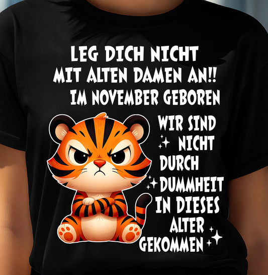 NOVEMBER – LEG DICH NICHT MIT ALTEN DAMEN AN!! – GEBURTSTAGS-T-SHIRT FÜR FRAUEN - DEU/TRNN11 (SKU2605-332-11)