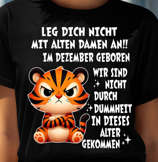 DEZEMBER – LEG DICH NICHT MIT ALTEN DAMEN AN!! – GEBURTSTAGS-T-SHIRT FÜR FRAUEN - DEU/TRNN12 (SKU2605-332-12)