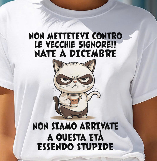 DICEMBRE - NON METTETEVI CONTRO LE VECCHIE SIGNORE!! - Maglietta Di Compleanno Da Donna - ITA/TRNN12 (SKU2605-253-12)