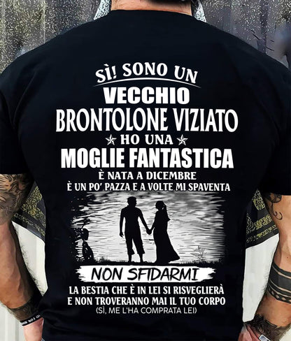 DICEMBRE - SÌ! SONO UN VECCHIO BRONTOLONE VIZIATO - Maglietta per il marito dalla moglie - ITA/TRNN12 (SKU2605-339-12)