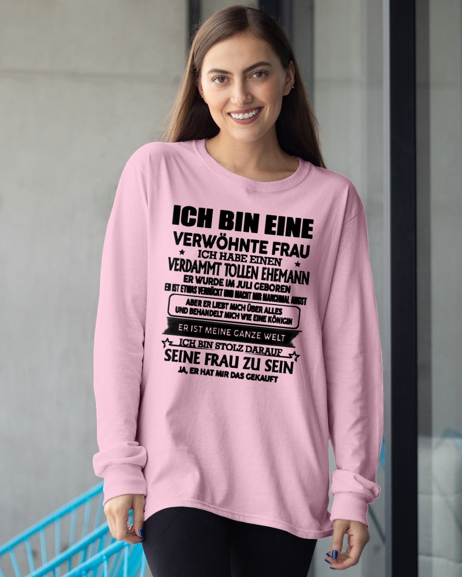 JULI – ICH BIN EINE VERWÖHNTE FRAU – T-Shirt von Ehemann an Gattin - DEU/TRNN07 (SKU2606-182-07)