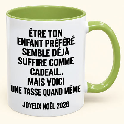 ÊTRE TON ENFANT PRÉFÉRÉ SEMBLE DÉJÀ SUFFIRE COMME CADEAU... - Mug à café humoristique de Noël 2026 - Cadeau original MUGFR (SKU2610-450)