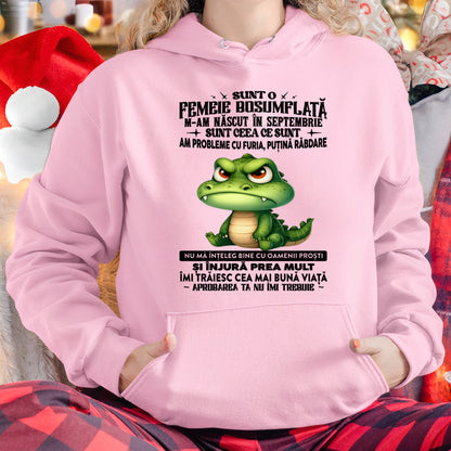 SEPTEMBRIE - SUNT O FEMEIE BOSUMFLATĂ - Tricou de ziua de naștere pentru femeie - RO/TRNN09 (SKU2605-376-09)