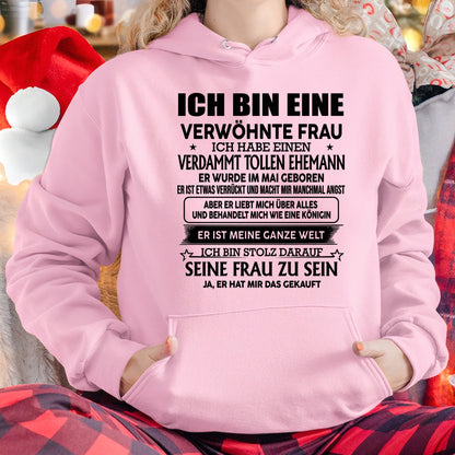 MAI – ICH BIN EINE VERWÖHNTE FRAU – T-Shirt von Ehemann an Gattin - DEU/TRNN05 (SKU2606-182-05)