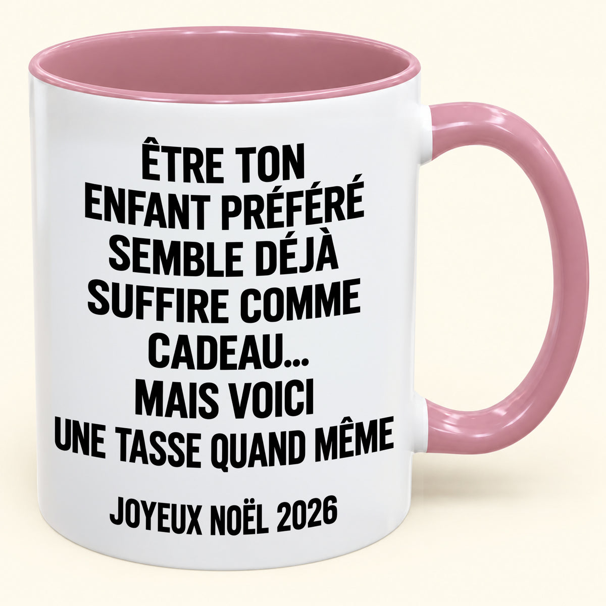 ÊTRE TON ENFANT PRÉFÉRÉ SEMBLE DÉJÀ SUFFIRE COMME CADEAU... - Mug à café humoristique de Noël 2026 - Cadeau original MUGFR (SKU2610-450)