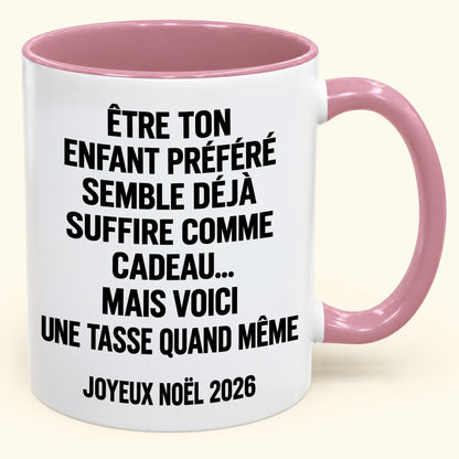 ÊTRE TON ENFANT PRÉFÉRÉ SEMBLE DÉJÀ SUFFIRE COMME CADEAU... - Mug à café humoristique de Noël 2026 - Cadeau original MUGFR (SKU2610-450)