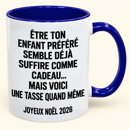 ÊTRE TON ENFANT PRÉFÉRÉ SEMBLE DÉJÀ SUFFIRE COMME CADEAU... - Mug à café humoristique de Noël 2026 - Cadeau original MUGFR (SKU2610-450)