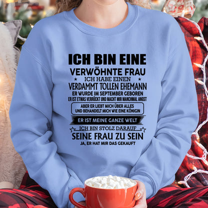 SEPTEMBER – ICH BIN EINE VERWÖHNTE FRAU – T-Shirt von Ehemann an Gattin - DEU/TRNN09 (SKU2606-182-09)
