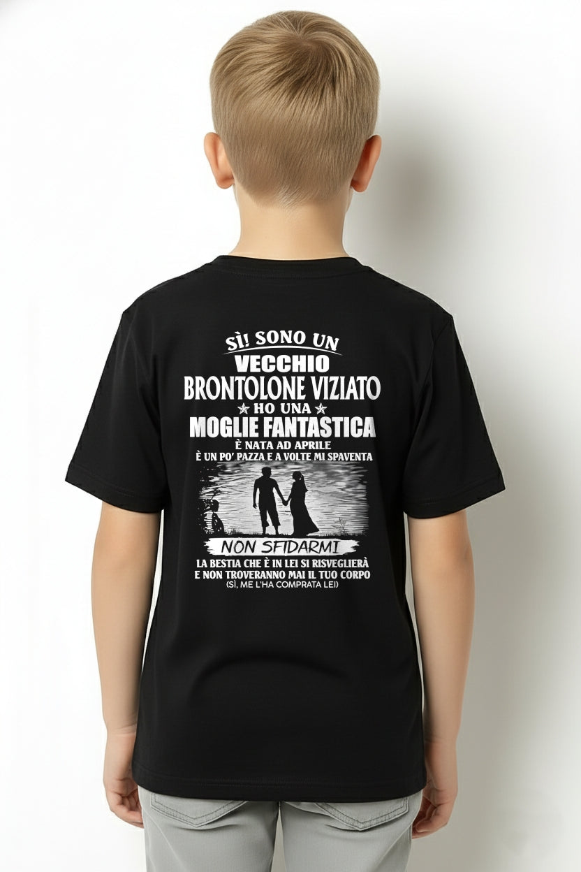 APRILE - SÌ! SONO UN VECCHIO BRONTOLONE VIZIATO - Maglietta per il marito dalla moglie - ITA/TRNN04 (SKU2605-339-04)