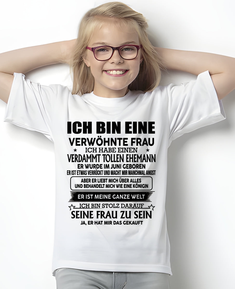 JUNI – ICH BIN EINE VERWÖHNTE FRAU – T-Shirt von Ehemann an Gattin - DEU/TRNN06 (SKU2606-182-06)
