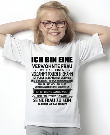 SEPTEMBER – ICH BIN EINE VERWÖHNTE FRAU – T-Shirt von Ehemann an Gattin - DEU/TRNN09 (SKU2606-182-09)