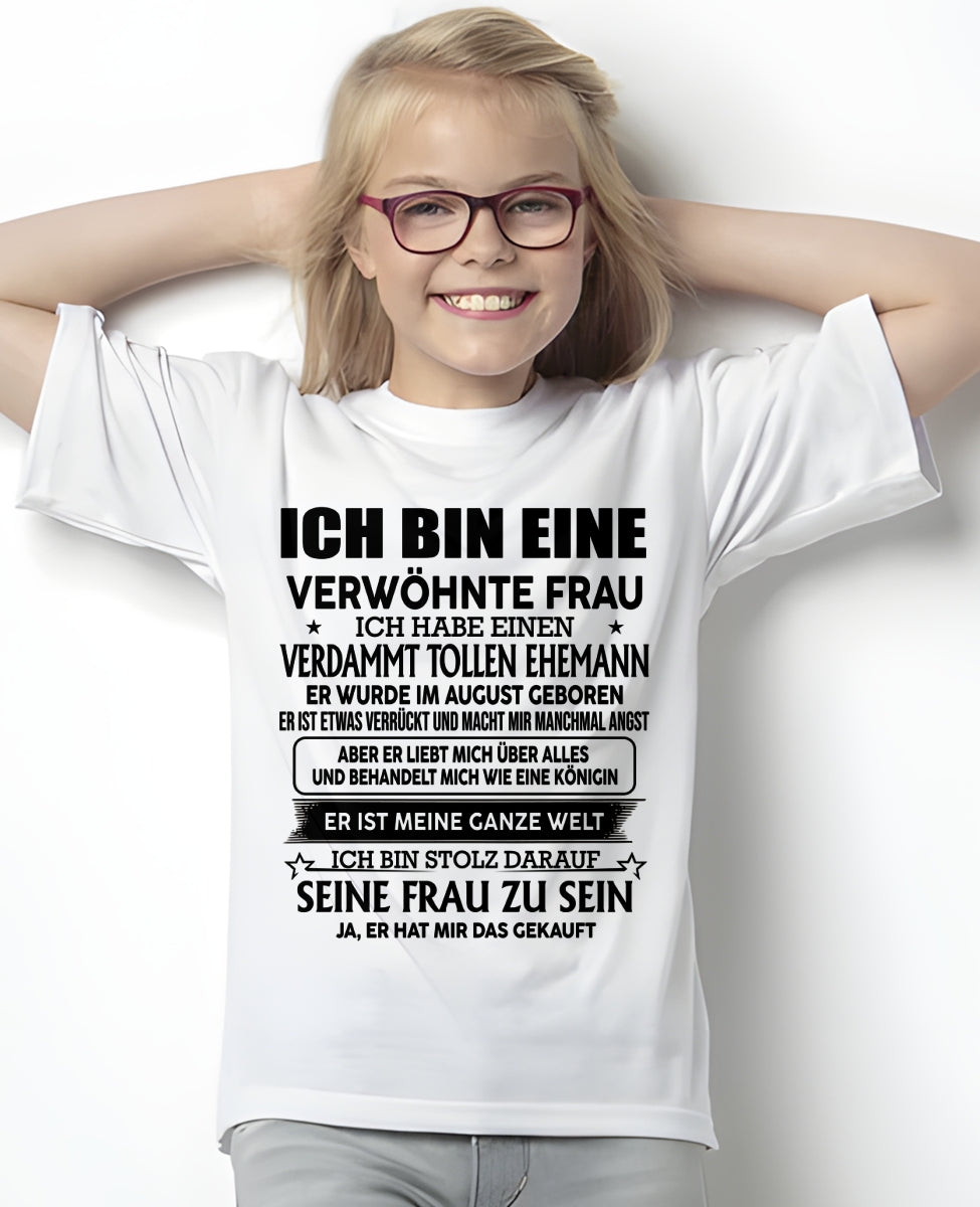 AUGUST – ICH BIN EINE VERWÖHNTE FRAU – T-Shirt von Ehemann an Gattin - DEU/TRNN08 (SKU2606-182-08)