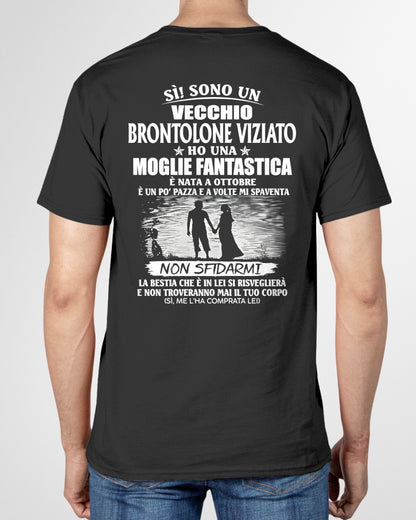 OTTOBRE - SÌ! SONO UN VECCHIO BRONTOLONE VIZIATO - Maglietta per il marito dalla moglie - ITA/TRNN10 (SKU2605-339-10)
