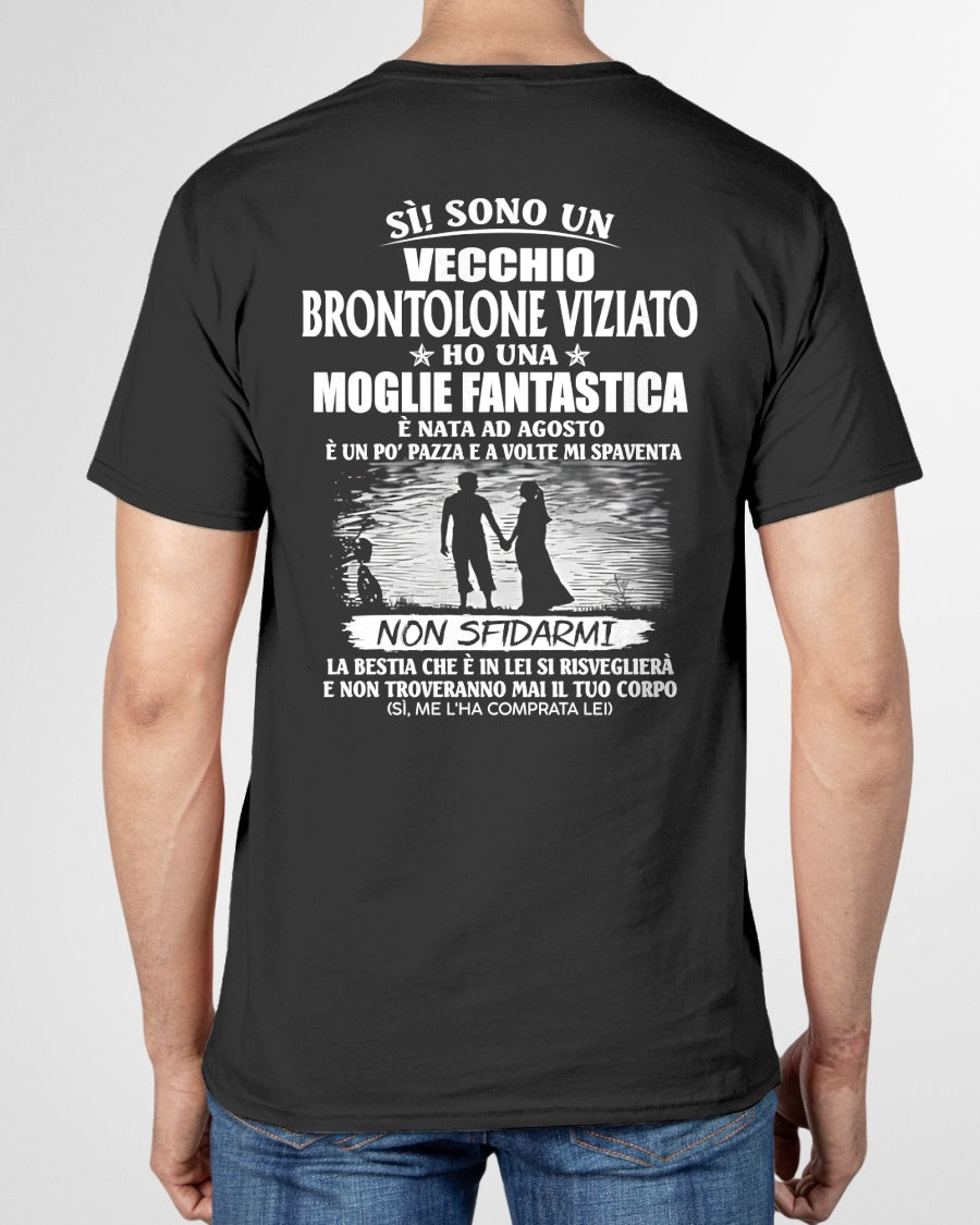 AGOSTO - SÌ! SONO UN VECCHIO BRONTOLONE VIZIATO - Maglietta per il marito dalla moglie - ITA/TRNN08 (SKU2605-339-08)