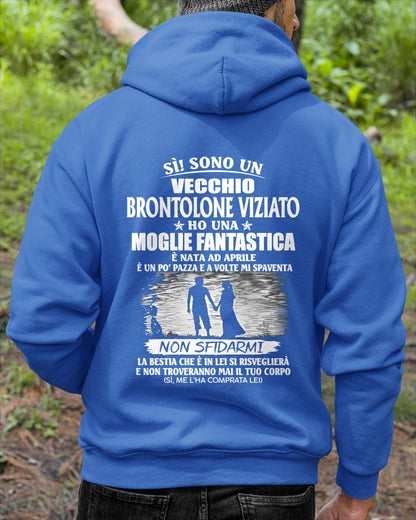 APRILE - SÌ! SONO UN VECCHIO BRONTOLONE VIZIATO - Maglietta per il marito dalla moglie - ITA/TRNN04 (SKU2605-339-04)