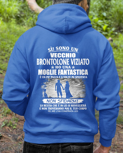SÌ! SONO UN VECCHIO BRONTOLONE VIZIATO - Maglietta per il marito dalla moglie - ITA/TRNN00 (SKU2605-339-00)