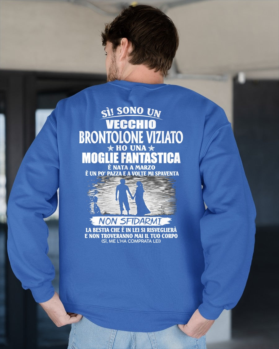 MARZO - SÌ! SONO UN VECCHIO BRONTOLONE VIZIATO - Maglietta per il marito dalla moglie - ITA/TRNN03 (SKU2605-339-03)