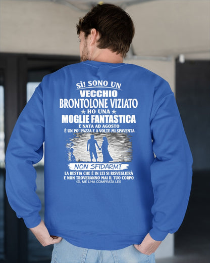 AGOSTO - SÌ! SONO UN VECCHIO BRONTOLONE VIZIATO - Maglietta per il marito dalla moglie - ITA/TRNN08 (SKU2605-339-08)